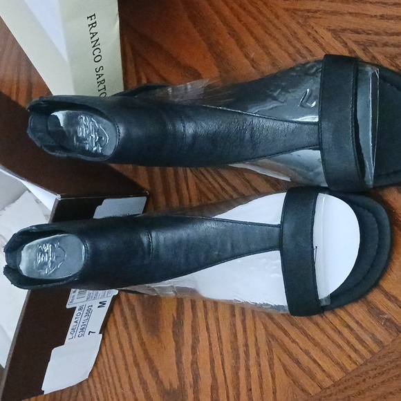 Woman's  Franco Sarto size 7 black sandles - Picture 2 of 8